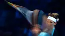 Petenis Spanyol, Rafael Nadal, mengembalikan bola pukulan David Ferrer dalam babak penyisihan grup turnamen tenis ATP World Tour Finals di London, Inggris, (20/11/2015). (AFP Photo/Glyn Kirk)