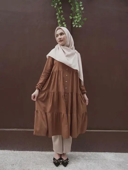 Kombinasi busana warna cokelat yang dipadukan dengan celana warna cokelat muda dan hijab warna beige ciptakan kesan lembut. (Instagram/dwihananda).