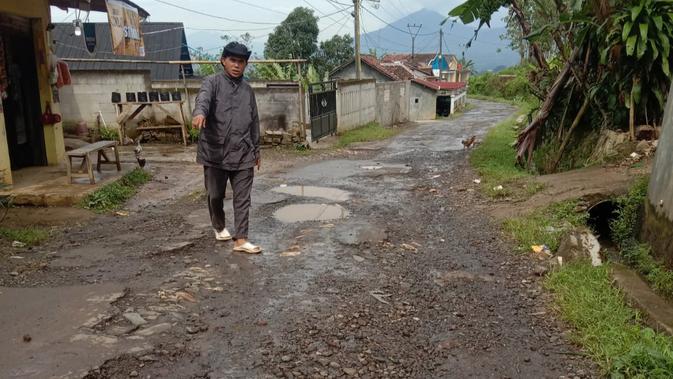Pemerintah Tidak Kunjung Perbaiki Jalan Rusak di Sukabumi, Warga Akhirnya Turun Tangan
