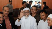 Terpidana kasus terorisme Abu Bakar Baasyir melambaikan tangan kepada media setelah sidang di Jakarta, (25/05/2011). (AFP Photo/Adek Berry)