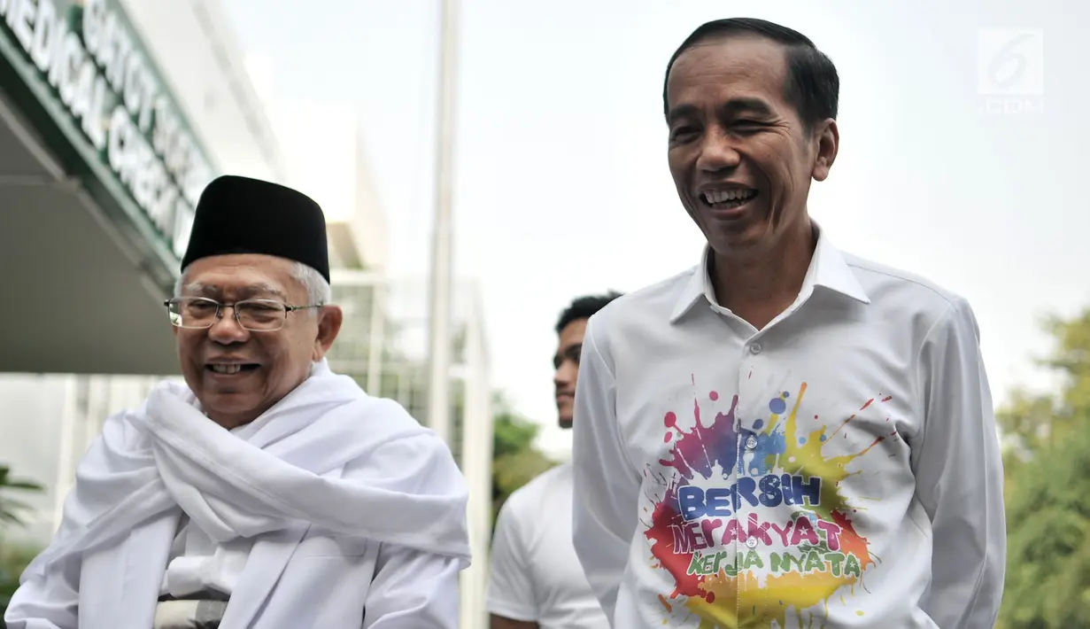 Pasangan bakal calon presiden dan wakil presiden Joko Widodo atau Jokowi (kanan) dan KH Ma'ruf Amin (kiri) tertawa saat tiba di RSPAD Gatot Subroto, Jakarta, Minggu (12/8). Keduanya menjalani tes kesehatan jelang Pilpres 2019. (Merdeka.com/Iqbal Nugroho)
