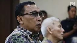 Sekertaris Jenderal KONI Ending Fuad Hamidy saat jalani sidang perdana sebagai terdakwa di Pengadilan Tipikor, Jakarta, Senin (11/3). Ending terjerat kasus dugaan suap terkait alokasi dana hibah Kemenpora ke KONI. (Liputan6.com/Johan Tallo)