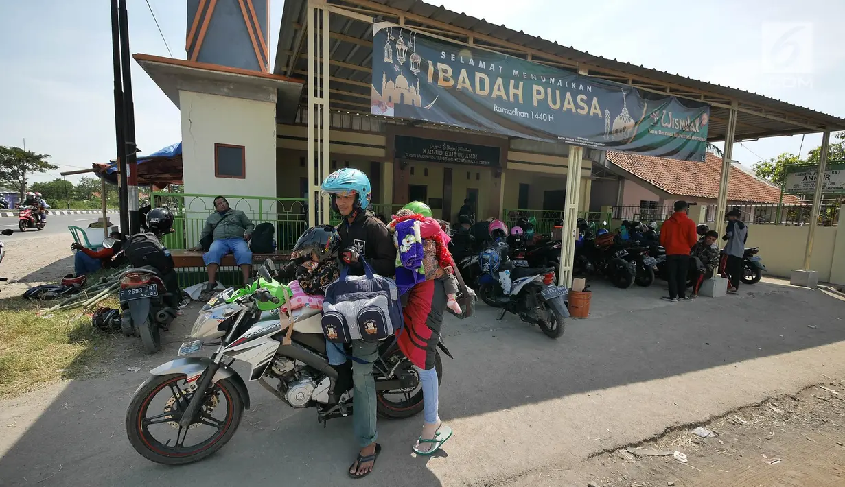 <p>Pemudik sepeda motor bersiap melanjutkan perjalanan usai beristirahat di sebuah masjid di Jalur Puntura, Jawa Barat, Minggu (2/6/2019). Masjid dan warung pinggir jalan jadi lokasi favorit pemudik sepeda motor melepas lelah saat melintasi Jalur Pantura (Liputan6.com/Herman Zakharia)</p>