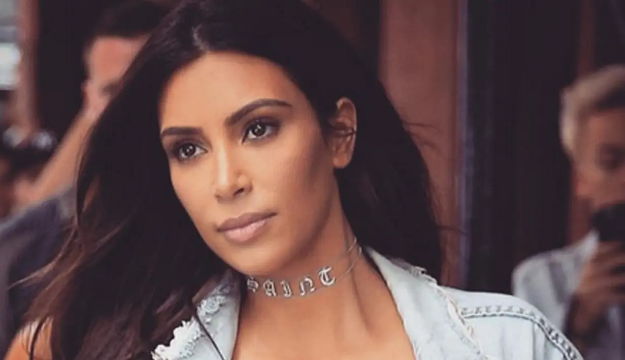 Menurut berita yang beredar, kronologis kejadian perampokan yang menimpa Kim berawal dari 5 kawanan perampok yang memaksa masuk kedalam kamar Kim, lalu satu diantaranya langsung menyudutkan tembakan ke kepala ibu 2 anak tersebut. (Instagram/Kimkardashian)