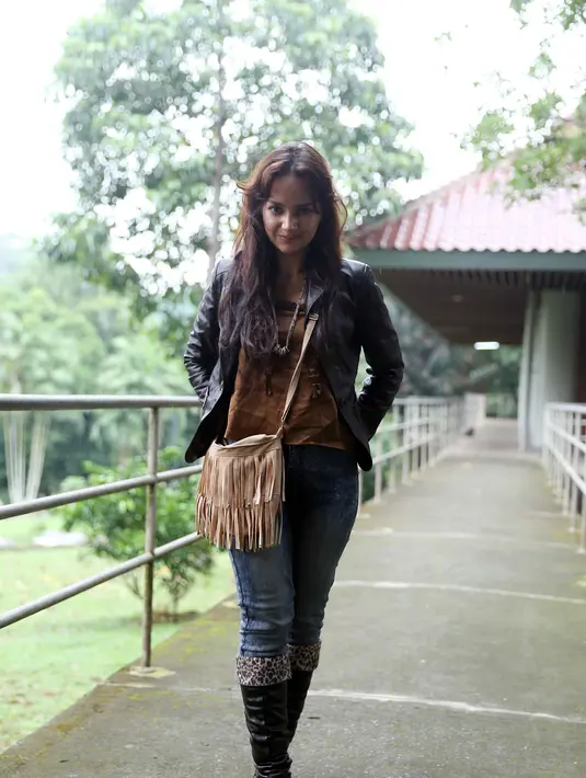 Angelica yang sering memakai celana jeans dan topi pernah ditegur sang ibu lantaran gayanya yang cuek. Kini Angelica sadar harus tampil maksimal sebagai publik figur, meski begitu semua penampilannya sesuai mood. (Nurwahyunan/Bintang.com)