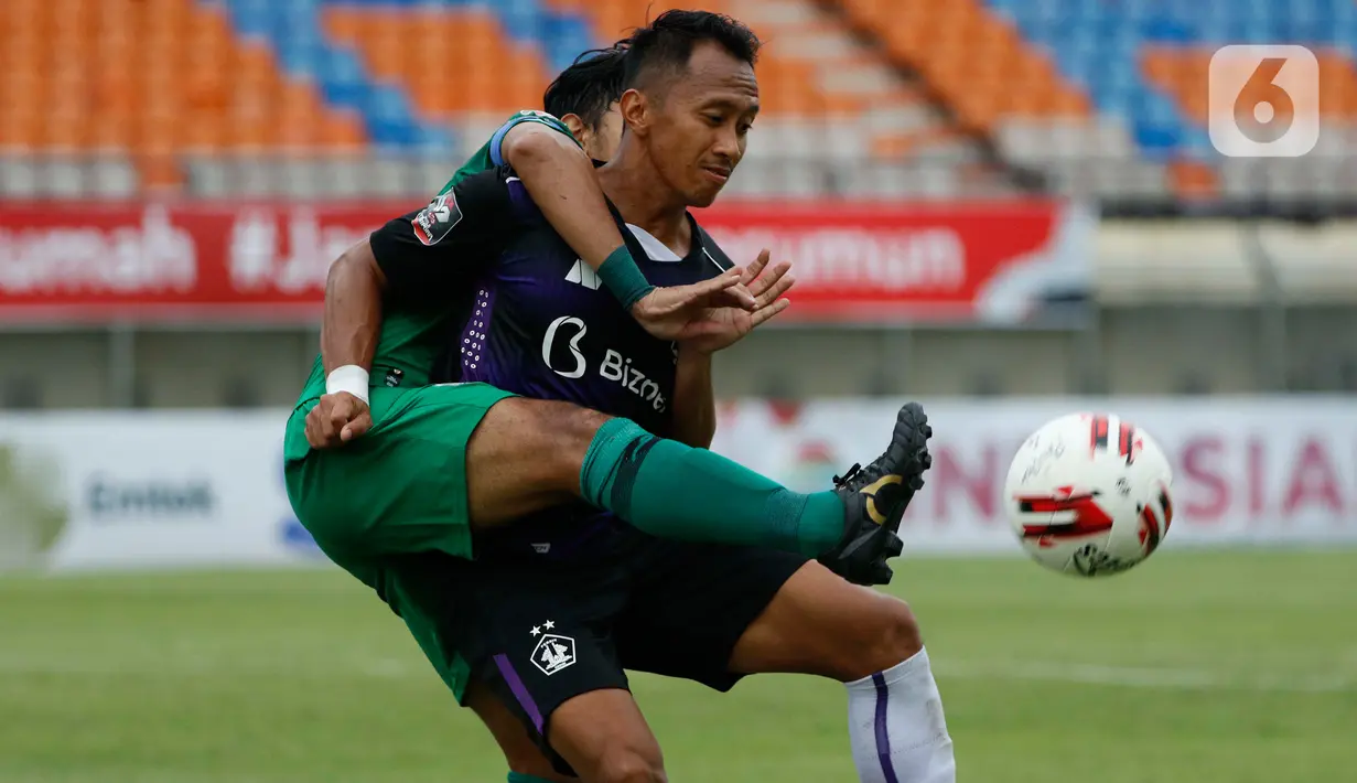Pemain Persik Kediri Antoni Putro Nugroho dijaga ketat PS Sleman, Mohammad Bagus Nirwanto dalam pertandingan Babak Penyisihan Grup C Piala Menpora 2021 di Stadion Si Jalak Harupat, Bandung Bandung, Kamis (1/4/2021). PSS Sleman berhasil menang 1-0 atas Persik Kediri. (Bola.com/Ikhwan Yanuar)