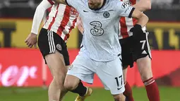 Gelandang Chelsea, Mateo Kovacic berusaha mengontrol bola dari kawalan dua pemain Sheffield United pada pertandingan lanjutan Liga Inggris di stadion Bramall Lane, Inggris, Senin (8/2/2021). Chelsea kini mengumpulkan 39 poin dari 23 pertandingan. (Oli Scarff / Pool via AP)