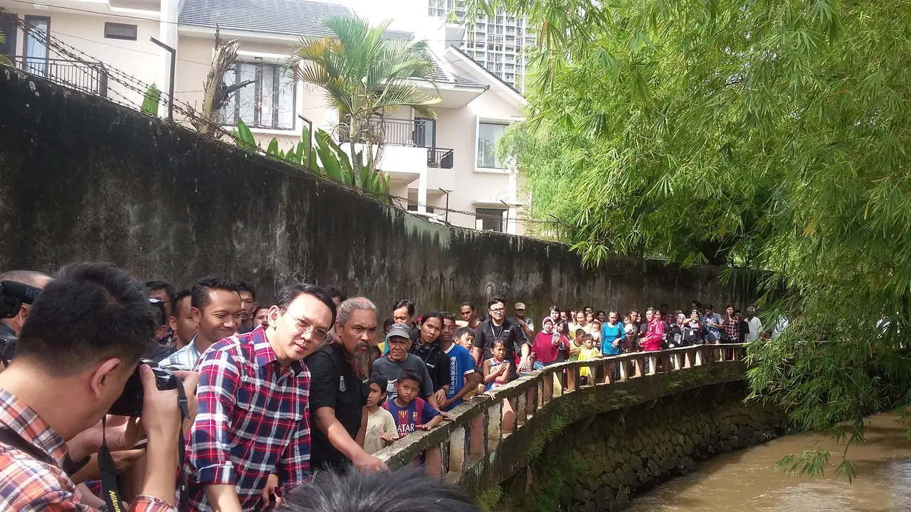 Ahok blusukan ke wilayah banjir di Cilandak Timur, Jakarta Selatan. 