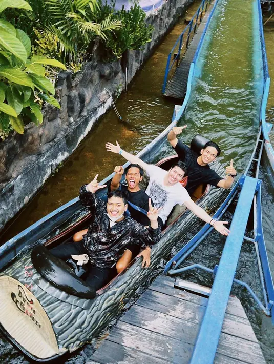 Menjelang momen akhir tahun memang menjadi salah satu waktu yang tepat untuk menjalani liburan bersama sahabat. Pada momen seperti ini tentu banyak tempat wisata dan taman bermain penuh dengan para pengunjung yang menikmati liburan bersama keluarga dan sahabat. (Liputan6.com/IG/@estapramanita)