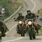 Eddi Brokoli (helm oranye) saat touring menggunakan motor Royal Enfield. (ist)