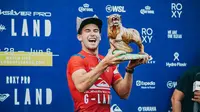 Jack Robinson. Sembari naik ke podium guna penganugerahan, dengan sumringah mengenakan Udeng Osing, penutup kepala khas Banyuwangi. (Istimewa)