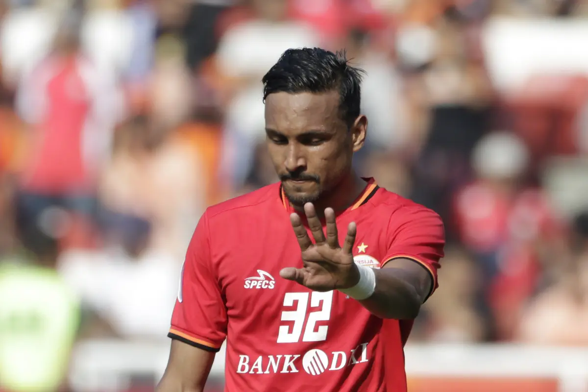 Gelandang Persija Jakarta, Rohit Chand, memberikan instruksi kepada rekannya saat melawan Becamex Binh Duong pada laga Piala AFC. (Bola.com/M. Iqbal Ichsan)