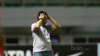 Pelatih Perseru Serui, Agus Yuwono saat memimpin timnya melawan PS TNI pada laga Liga 1 2017 di Stadion Pakansari, Bogor, Minggu (18/6/2017). (Bola.com/Nicklas Hanoatubun)