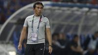 Pelatih Timnas Indonesia, Bima Sakti, memberikan instruksi saat melawan Thailand pada laga Piala AFF 2018 di Stadion Rajamangala, Bangkok, Sabtu (17/11). Thailand menang 4-2 dari Indonesia. (Bola.com/M. Iqbal Ichsan)