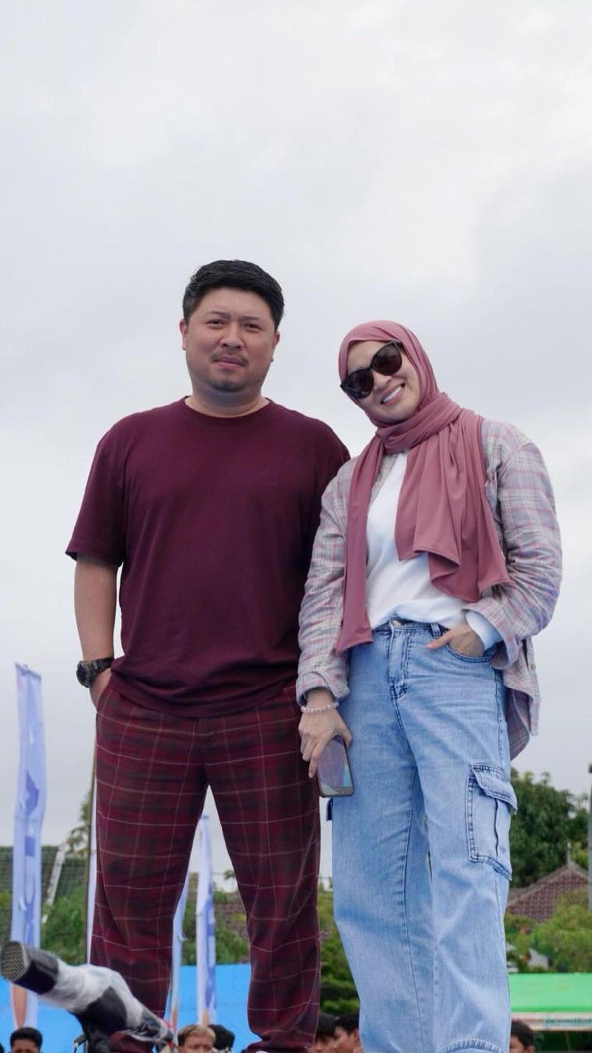Pakai Kaca Mata Hitam, Okie Tampil Maksimal<br>