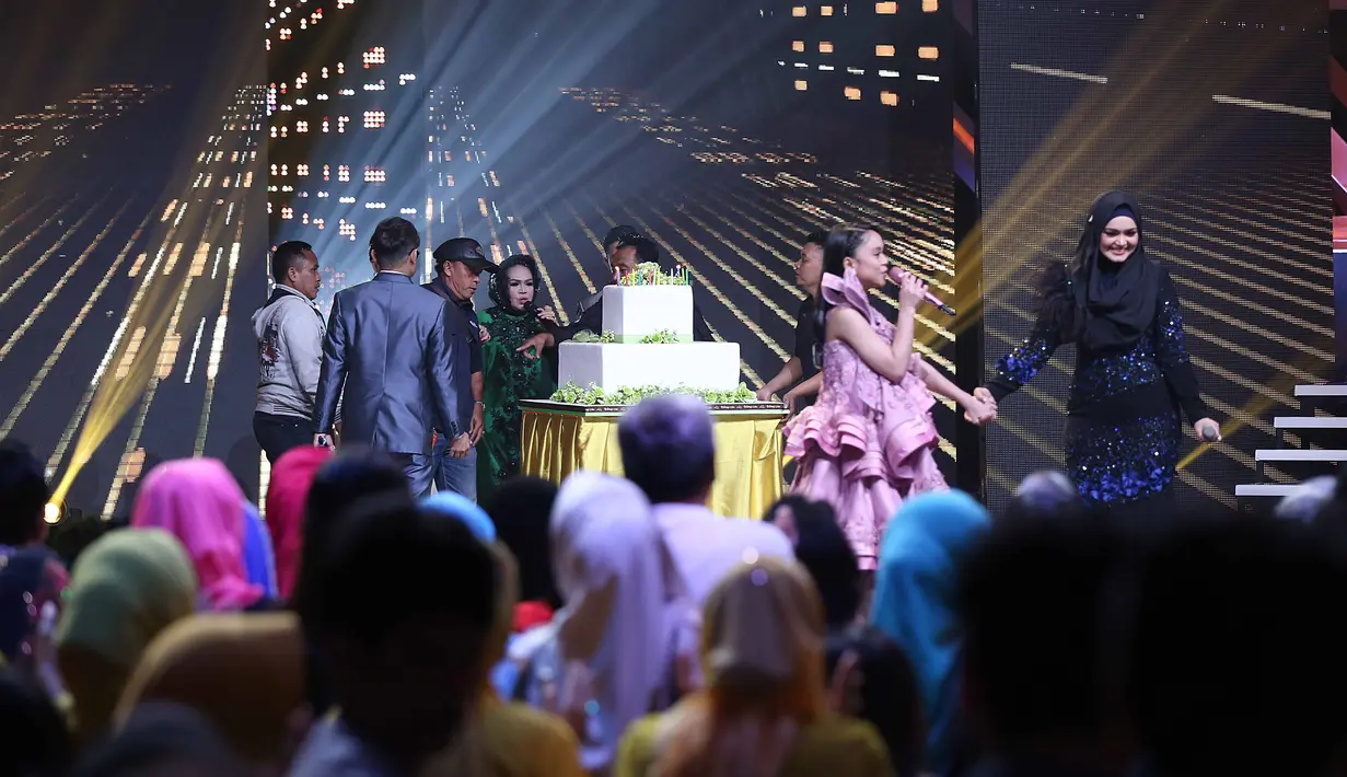 Dalam salah satu segmen, tim dari Golden Memories memberikan kejutan sebuah kue besar. Sebagai penanda usianya yang kini telah 38 tahun. Siti merasa dekat, saat awal karier di Indonesia, ia banyak tampil di Indosiar. (Nurwahyunan/Bintang.com)