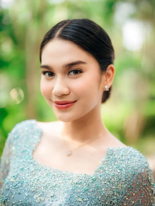 Dipulas MUA Rossi Pramita, makeup Azizah Salsha terlihat flawless natural dengan lipstik pink glossy [@azizahsalsha_]