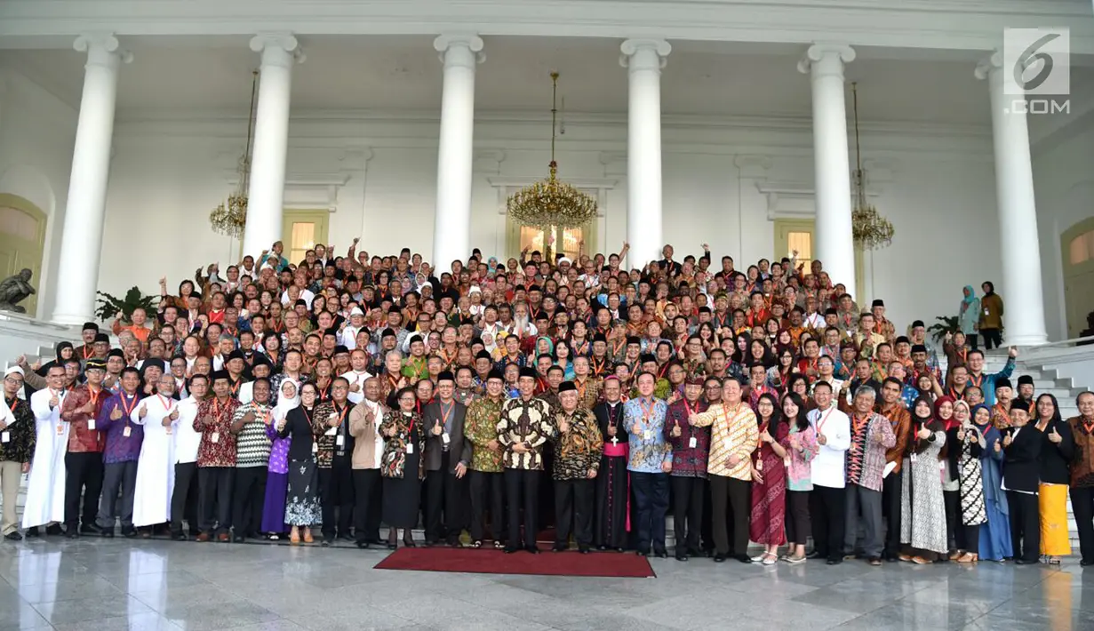 Presiden Jokowi bersama para pemuka agama berpose bersama usai menggelar silaturahmi di Istana Kepresidenan Bogor, Jawa Barat, Sabtu (10/2). (Liputan6.com/Pool/Biro Setpres)