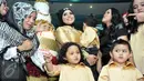 Muzdalifah terlihat bahagia bersama anak-anaknya saat merayakan ulang tahunnya yang ke-37 tahun di kawasan Pramuka, Jakarta Timur, Senin (15/6/2015). (Liputan6.com/Panji Diksana)