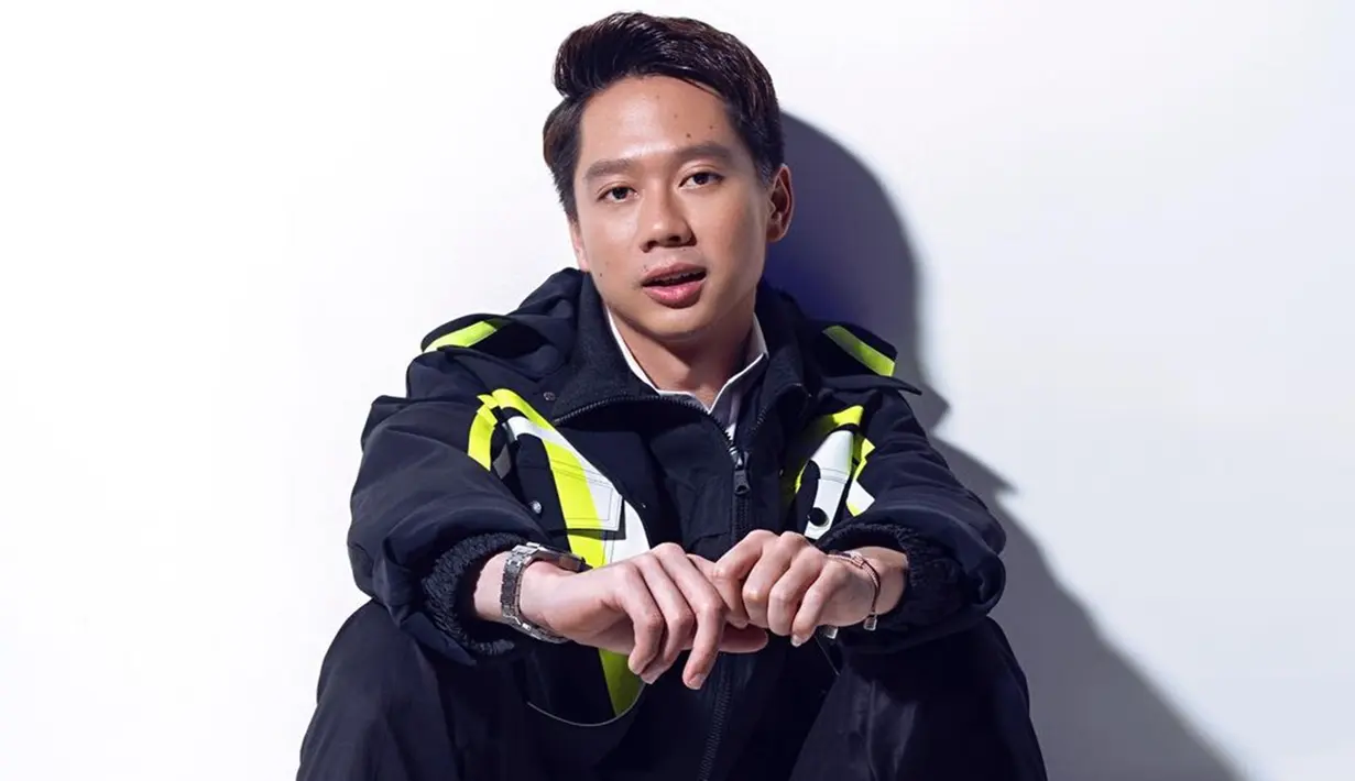 Popularitas Kevin Sanjaya membuat banyak sisi dari dalam dirinya yang kerap menjadi perbincangkan publik. Termasuk dengan gaya penampilannya saat jalani pemotretan. Kalini ini, pemilik nama lengkap Kevin Sanjaya Sukamuljo tampil dengan gaya busana sporty. (Liputan6.com/IG/@kevinsanjaya)