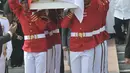 Paspampres mengusung peti jenazah almarhum Presiden ke-3 RI BJ Habibie menuju liang lahat saat tiba di TMP Kalibata, Jakarta, Kamis (12/9/2019). Dimakamkan secara militer, jenazah BJ Habibie diiringi derap marching band dan lantunan kalimat tahlil dari para pelayat. (merdeka.com/Iqbal Nugroho)