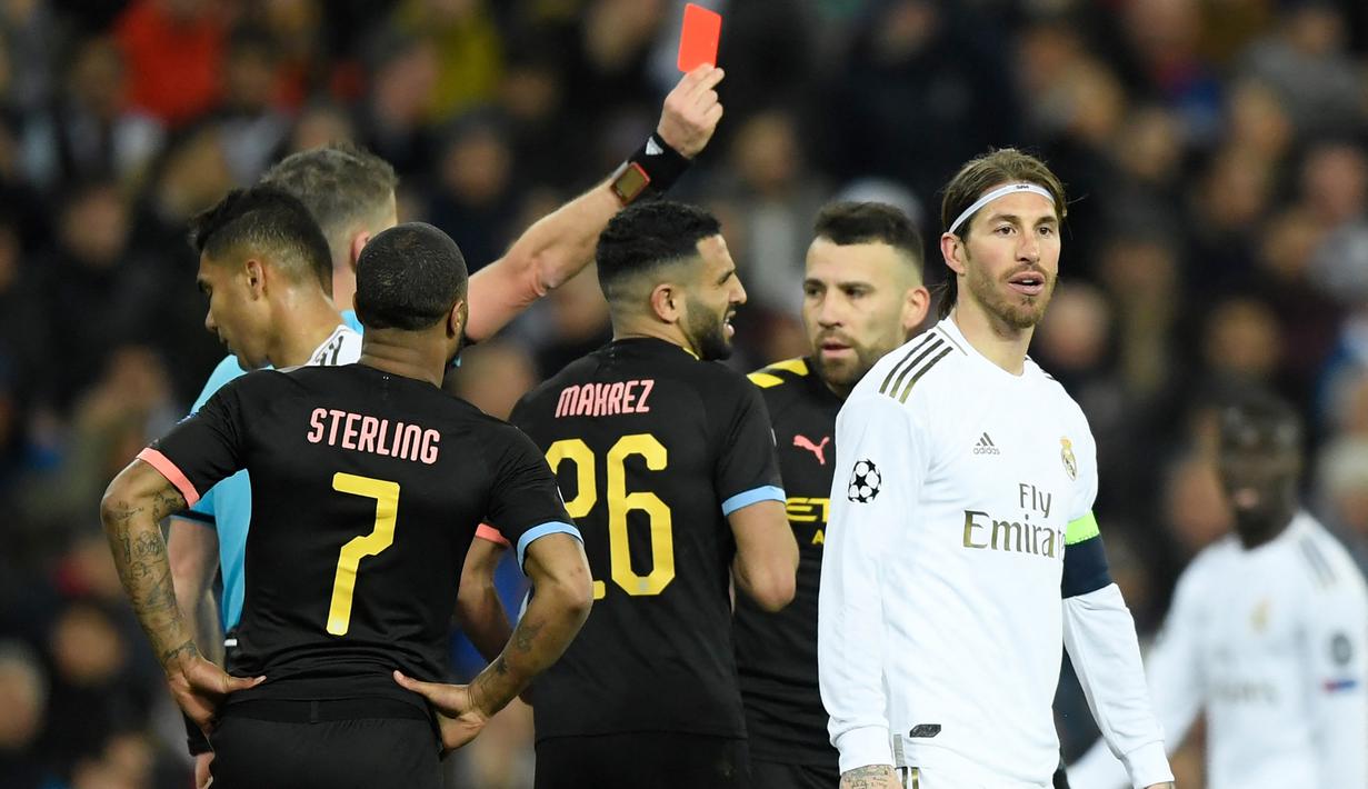 Selain kekalahan, hal terburuk yang menimpa seorang pesepak bola dilapangan adalah saat ia menerima kartu merah dari wasit. Di samping merugikan tim dengan berkurangnya jumlah pemain, kartun merah juga amat potensial mengakibatkan kekalahan bagi tim. Dunia mencatat ada beberapa pemain dengan koleksi kartu merah terbanyak dan berikut daftar 6 besarnya. (AFP/Oscar Del Pozo)