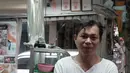 Mantan gangster Taiwan, Yen Wei-shun berpose di kedai mi usaha keluarganya di pasar tradisional New Taipei City, 4 September 2018. Empat tahun sejak memulai kegiatan amalnya sudah 40 ribu mangkuk mi gratis yang dilayani oleh Yen. (SAM YEH/AFP)