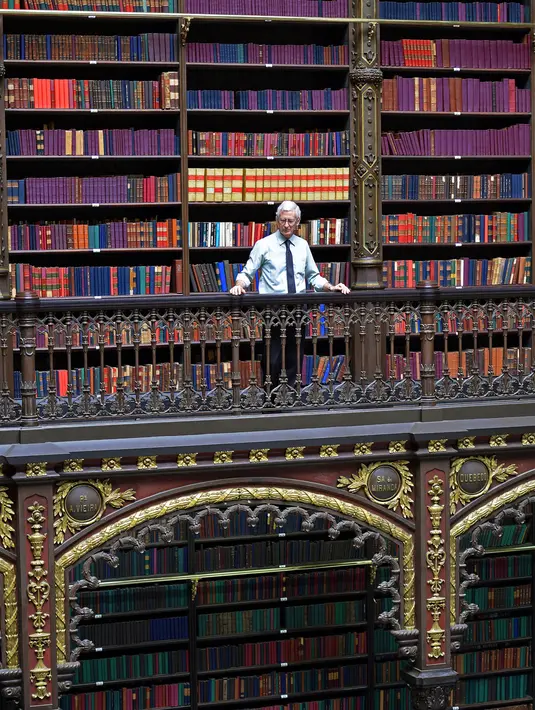 Manajer Royal Portuguese Cabinet of Reading, Orlando Inacio berpose dengan buku-bukunya di Rio de Janeiro, Brasil, 5 Desember 2018. Koleksi buku di perpustakaan ini sekitar 6.000 judul baru setiap tahun. (Carl De Souza/AFP)