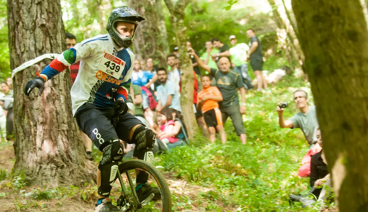 Kejuaraan Unicycle atau sepeda roda satu bertajuk 'The Muni-Elite Downhill Finals Event of The 18th Unicon' yang digelar di Desa Basque, Spanyol pada 1 Agustus 2016. (AFP PHOTO / Gari Garaialde)