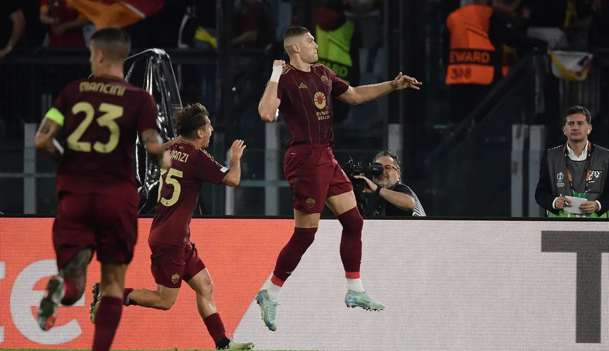 AS Roma memimpin lebih dulu lewat gol yang dicetak Artem Dovbyk (kanan) pada menit ke-32. (Filippo MONTEFORTE/AFP)