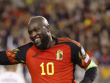 Pemain Belgia, Romelu Lukaku, melakukan selebrasi setelah mencetak gol ke gawang Azerbaijan pada laga kualifikasi Euro 2024 di Stadion King Baudouin, Senin (20/11/2023). Belgia menang lima gol tanpa balas. (AP Photo/Geert Vanden Wijngaert)