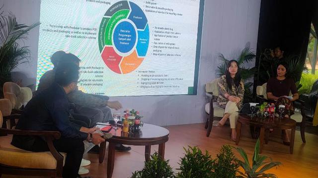 Diskusi panel media bertajuk "SNI Resin PET Daur Ulang: Seimbangkan Keamanan dan Lingkungan dalam Regulasi Kemasan di Kawasan Senayan, Jakarta Pusat, Selasa, 14 November 2023.