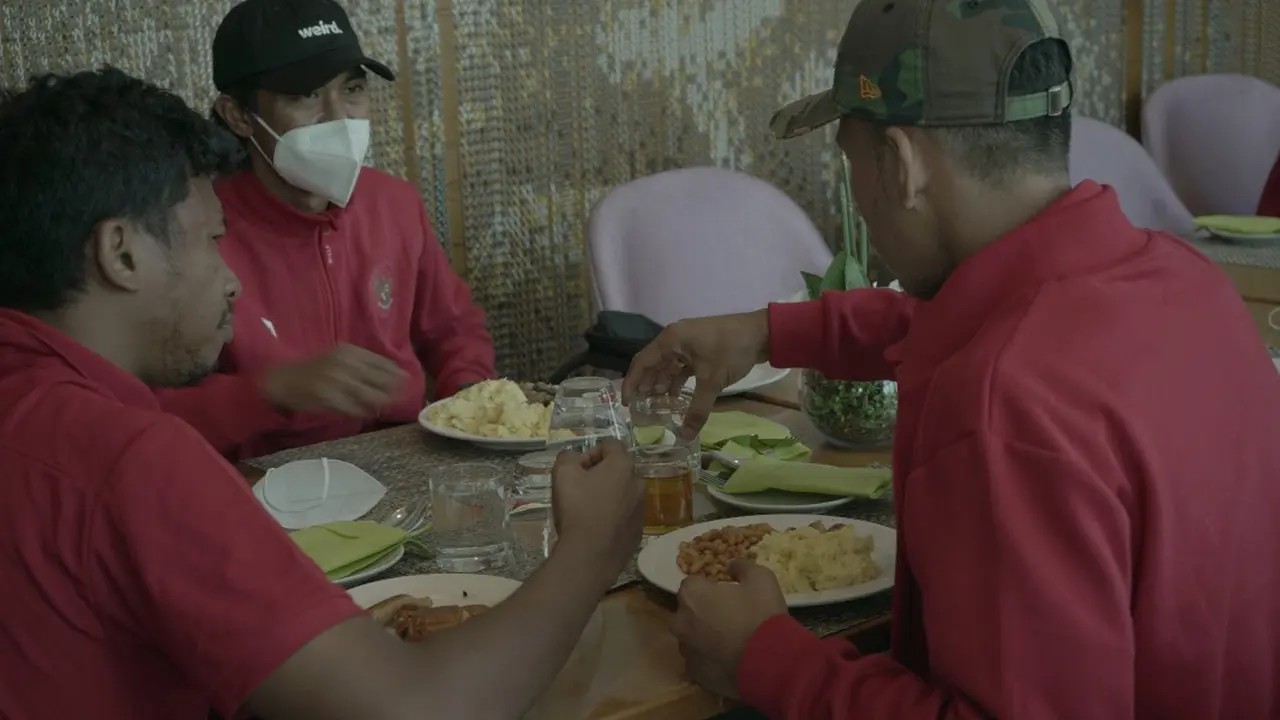 Timnas Indonesia sedang menyantap makanan.