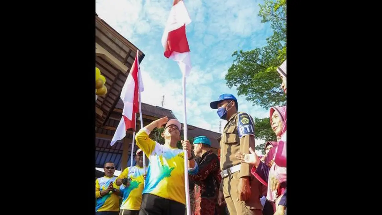 Gubernur Ansar Serahkan 2.000 Bendera Merah Putih di Karimun
