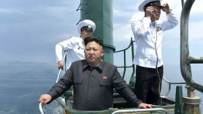 AS-Korsel Gelar Latihan Bersama, Kapal Selam Korut 'Hilang'. Kim Jong-un tengah menginspeksi angkatan laut pada Januari 2016 (AFP)