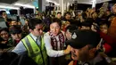 <p>Mantan pelatih Timnas Indonesia, Shin Tae-yong berjalan menembus para suporter dan masyarakat saat kembali ke negaranya melalui terminal 3 Bandara Soekarno-Hatta, Tangerang, Banten, Minggu (26/01/2025). (Bola.com/Bagaskara Lazuardi)</p>
