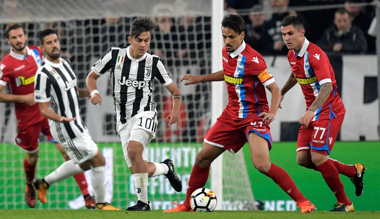 Pemain Juventus, Paulo Dybala (tengah) berebut bola dengan bek SPAL, Felipe Dal Bello Felipe pada lanjutan Serie A Italia di Allianz Stadium, Kamis (26/10). Juventus menang besar saat menjamu SPAL dengan skor 4-1. (MIGUEL MEDINA/AFP)