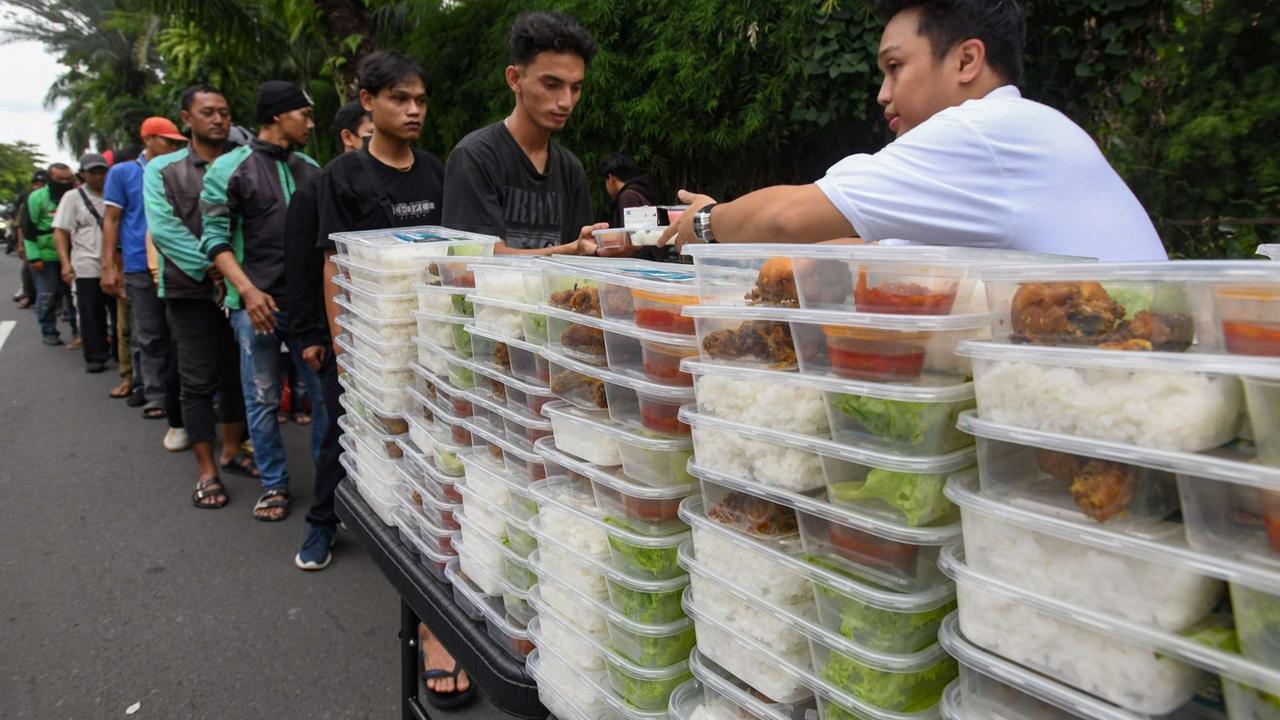 Ratusan warga antre takjil gratis