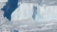 Gletser Thwaites di Antartika Barat, jika runtuh, permukaan laut bisa naik. (NASA/James Yungel)