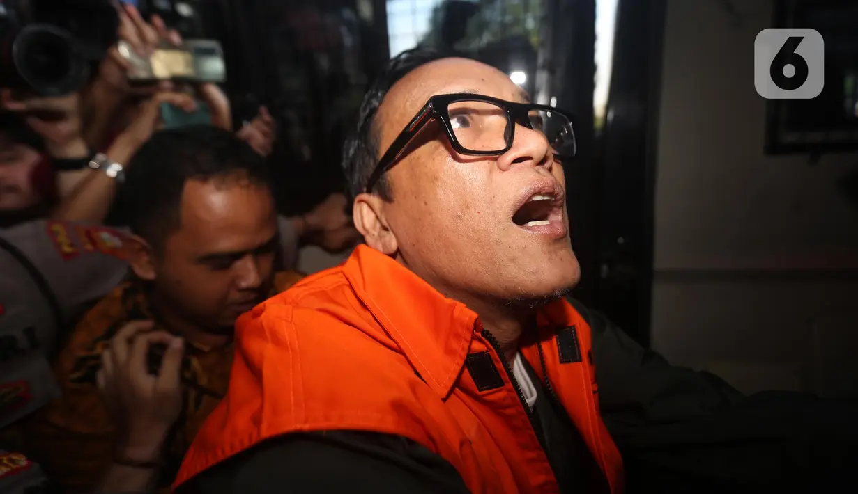 KPK turut menyita sejumlah barang bukti berupa uang miliaran rupiah, 15 mobil dan 7 sepeda motor. (Liputan6.com/Helmi Fithriansyah)