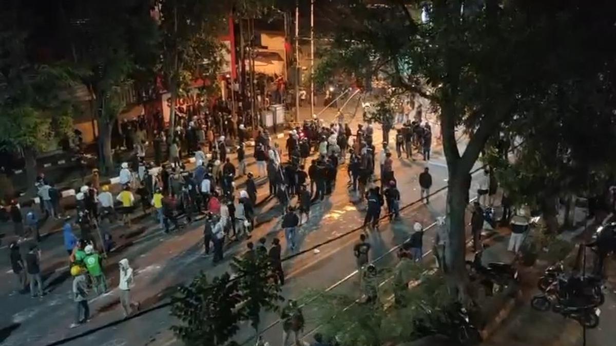 Massa Demo Tewasnya Pengemudi Ojol Affan Kurniawan Rusak Fasilitas Umum di Gladag Solo