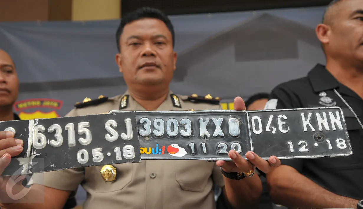 Barang bukti kejahatan pelaku begal yang kerap beraksi di Mampang Prapatan, saat rilis kasus di Polres Jakarta Selatan, Selasa (19/1). Kedua pelaku membekali diri dengan korek api berbentuk revolver serta pisau dapur. (Liputan6.com/Faisal R Syam)