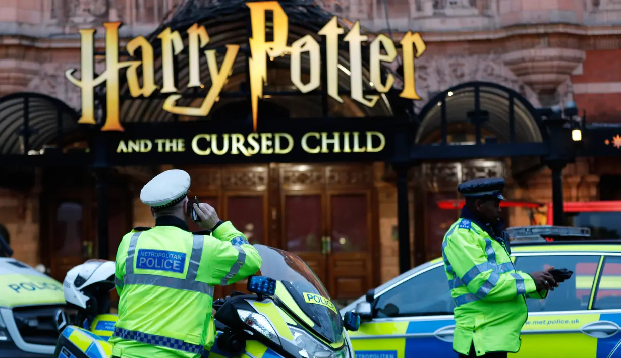Polisi berdiri di luar Palace Theatre menyusul penemuan bom Perang Dunia II di kawasan Soho, London, Inggris, Senin (3/2/2020). Polisi menutup sejumlah jalan dekat lokasi penemuan bom yang merupakan kawasan sibuk di London tersebut. (AP Photo/Frank Augstein)