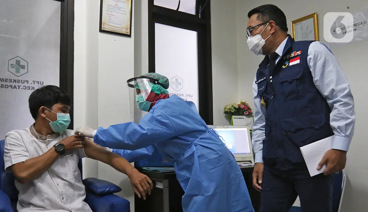 Gubernur Jawa Barat Ridwan Kamil (kanan) saat meninjau pelaksanan simulasi vaksinasi COVID-19 di Puskesmas Tapos, Depok, Jawa Barat, Kamis (22/10/2020). Simulasi yang dilakukan sesuai Standar Operasional Prosedur itu untuk persiapan vaksinasi pada November 2020. (Liputan6.com/ Herman Zakharia)
