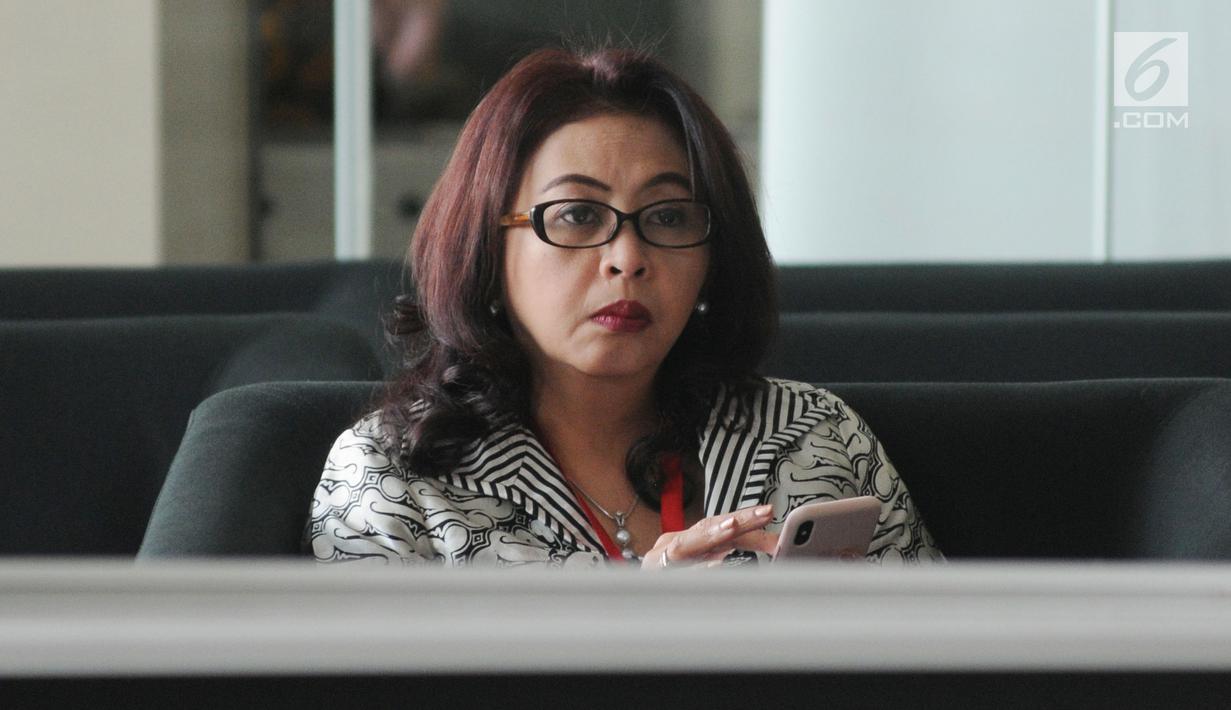Direktur Jenderal Pengelolaan Limbah, Sampah, dan Bahan Beracun Berbahaya (PSLB3) di Kementerian LHK Rosa Vivien Ratnawati menunggu akan menjalani pemeriksaan oleh penyidik di gedung KPK, Jakarta, Jumat (28/9). (Merdeka.com/Dwi Narwoko)