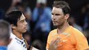 Petenis Amerika Serikat, Mackenzie McDonald, berusaha menenangkan petenis Spanyol, Rafael Nadal pada Australian Open 2023 di Melbourne Park, Rabu (18/1/2023). Nadal kalah 6-4, 6-4, 7-5 dari Mackenzie. (AP Photo/Asanka Brendon Ratnayake)