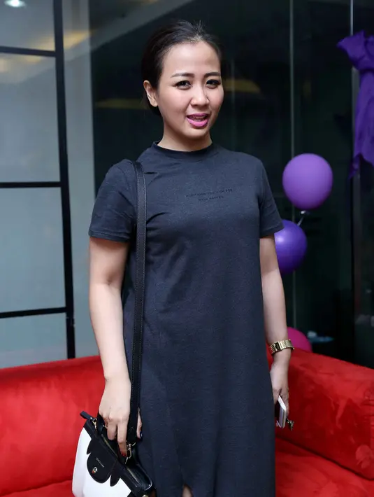 "Singlenya Demi Kita, cerita tentang hubungan percintaan. Ya, nyerempet ke kehidupan keluarga juga. Namanya hubungan, apalagi sudah menikah pasti ada cek cok. Pasti ada kayak gitu cuman semua bisa dibicarakan," ujar Astrid. (Nurwahyunan/Bintang.com)