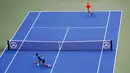 Petenis Serbia, Novak Djokovic (kiri) mengembalikan bola ke arah Roberto Carballes Baena dari Spanyol pada  babak pertama AS Terbuka 2019 di Billie Jean King National Tennis Center, New York, Senin (26/8/2019). Unggulan pertama itu memetik kemenangan 6-4, 6-1, 6-4. (AP/Frank Franklin II)