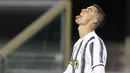 Striker Juventus, Cristiano Ronaldo, tampak kecewa usai gagal mencetak gol ke gawang Hellas Verona pada laga Liga Italia di Stadion Marc'Antonio Bentegodi, Minggu (28/2/2021). Kedua tim bermain imbang 1-1. (Paola Garbuio/LaPresse via AP)