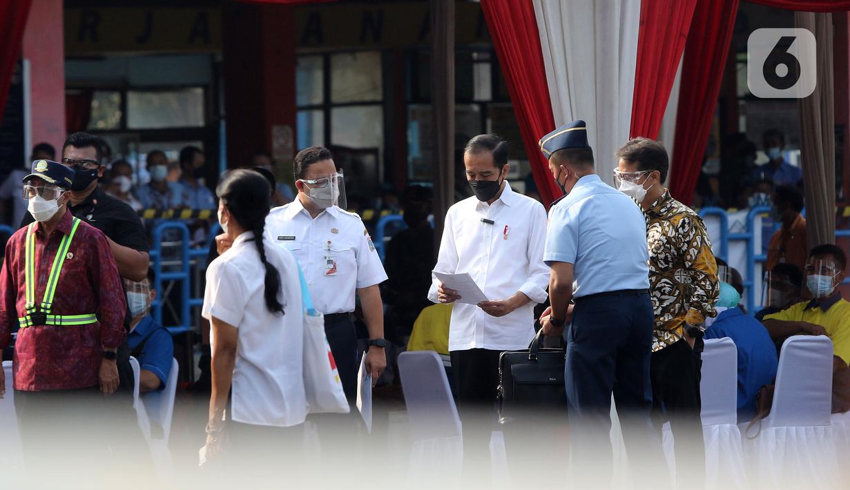 Presiden Joko Widodo (tengah) didampingi Menkes Budi Gunadi Sadikin (kanan) serta Menhub Budi Karya Sumadi (kiri) dan Gubernur DKI Jakarta Anies Baswedan meninjau vaksinasi COVID-19 massal pelaku transportasi di Terminal Kampung Rambutan, Jakarta, Kamis (10/6/2021). (Liputan6.com/Herman Zakharia)